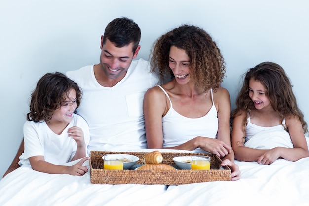 Héhé, assis avec plateau de petit déjeuner sur le lit