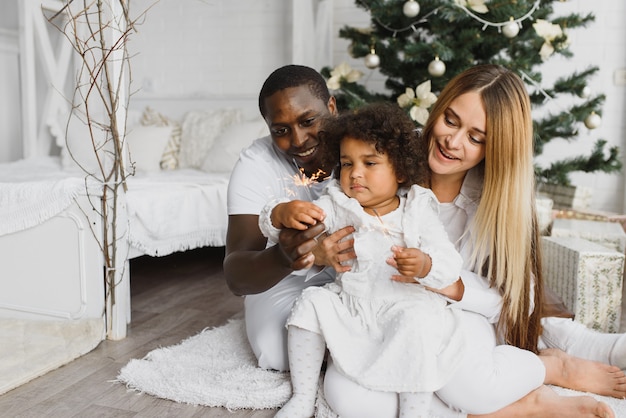 Héhé, assis près de l'arbre de Noël