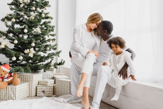 Héhé, assis près de l'arbre de Noël