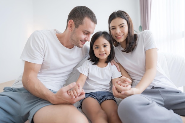 Héhé, assis sur le sol avec leur bébé