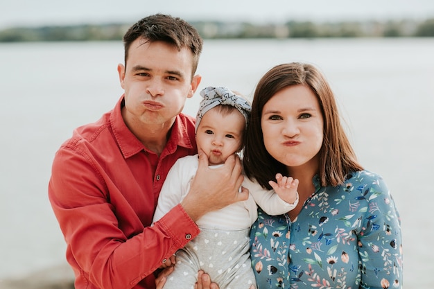 Héhé au repos au bord du lac. famille avec un petit enfant