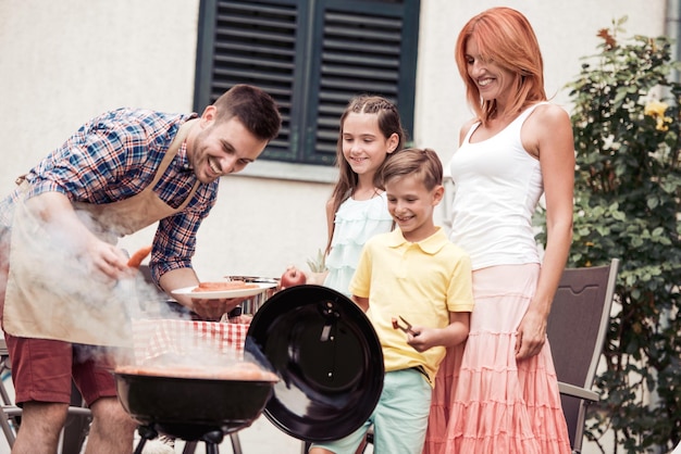 Héhé, avoir un barbecue à la maison