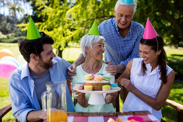 Héhé, célébrant la fête d'anniversaire