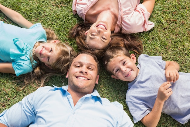 Héhé, couché sur l&#39;herbe dans un cercle