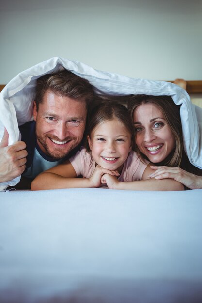 Héhé, couché sous une couverture sur le lit