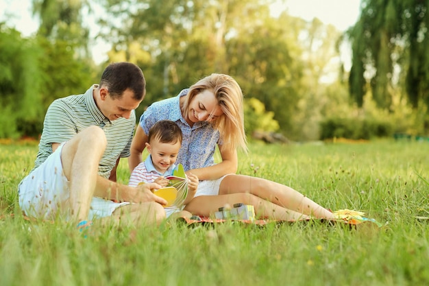 Héhé dans la nature. Les parents avec un enfant jouent dans le parc.