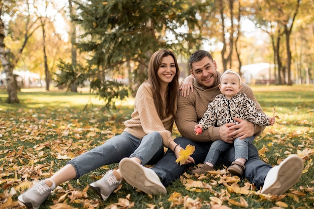 Héhé dans le parc en automne en riant