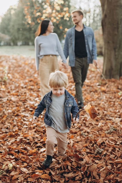 Héhé dans le parc automne