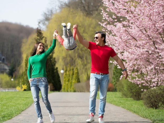 Héhé dans un parc fleuri