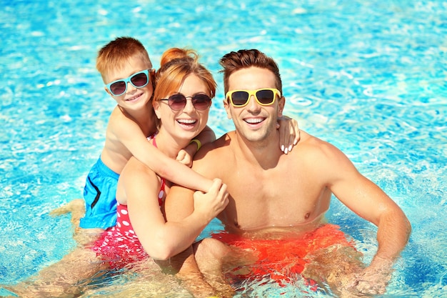 Héhé dans la piscine au parc aquatique