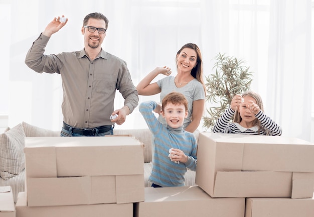 Héhé, debout dans un nouvel appartement