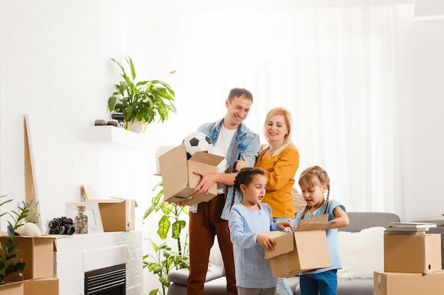 Héhé déménageant à la maison avec des boîtes autour