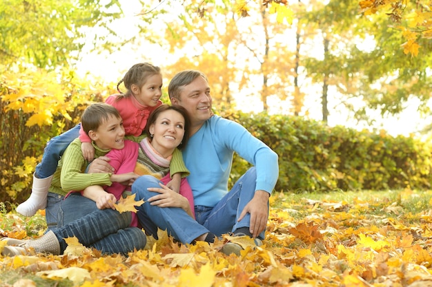 Héhé, détente dans le parc d'automne ensemble