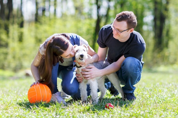 Héhé, embrassant un chien dans le parc d'été