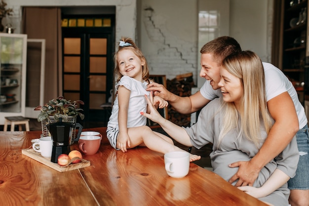 Héhé avec un enfant cuisine et rit dans la cuisine