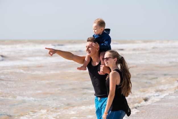 Héhé avec enfant regardant la mer