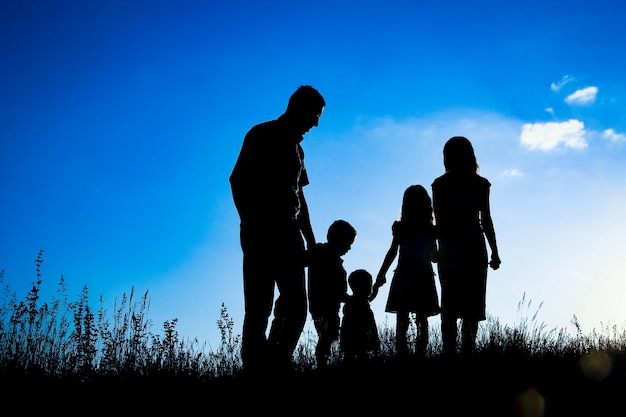 Photo héhé à l'extérieur dans la silhouette du parc