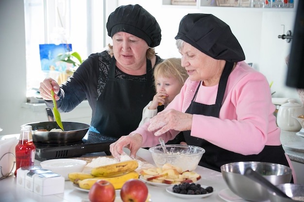 Héhé, faire des crêpes dans la cuisine et le servir avec des fruits