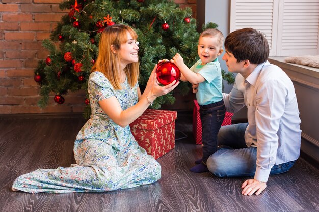 Héhé, jouant avec des boules de Noël à la maison