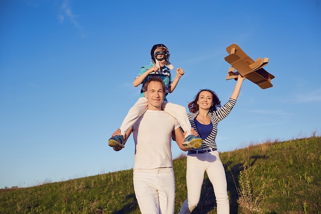 Héhé, jouant dans la nature en été.