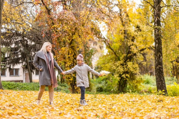 Héhé, jouant dans le parc d'automne