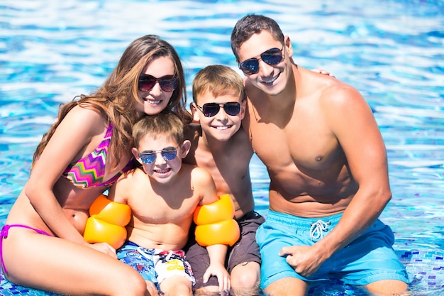 Héhé, jouant dans la piscine. Concept de vacances d'été