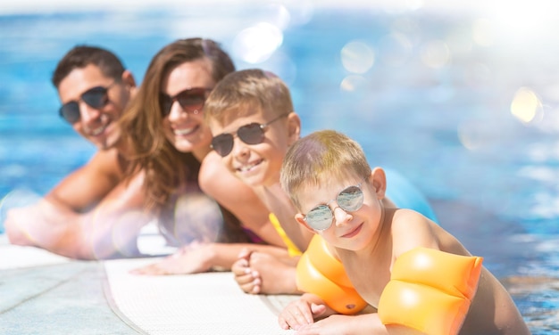 Héhé, jouant dans la piscine. Concept de vacances d&#39;été