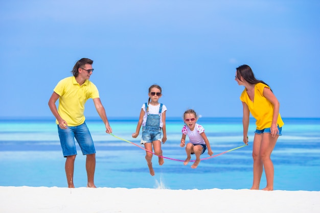 Héhé, jouant ensemble sur la plage blanche