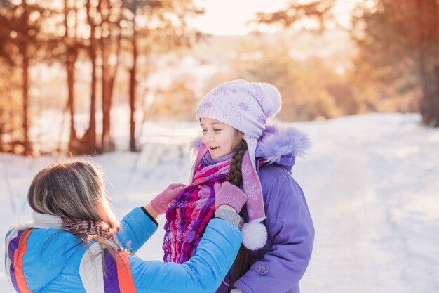 Héhé, jouant en hiver à l'extérieur