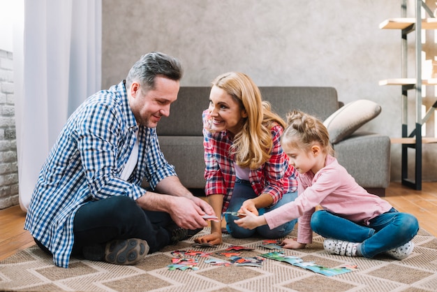 Héhé, jouant avec des pièces du puzzle avec sa fille