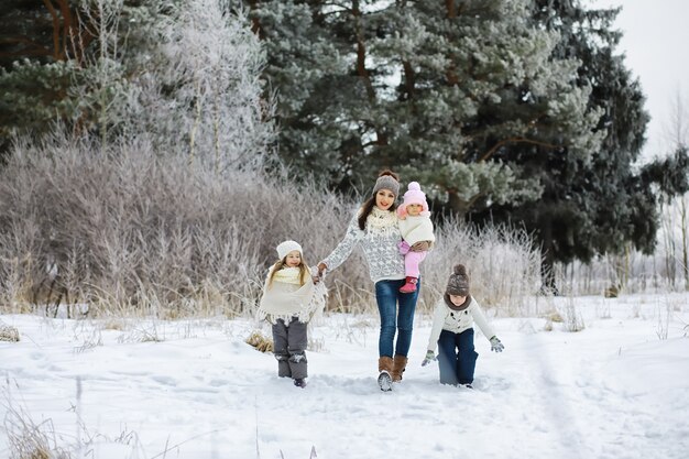 Héhé jouant et riant en hiver à l'extérieur dans la neige. Journée d'hiver du parc de la ville.