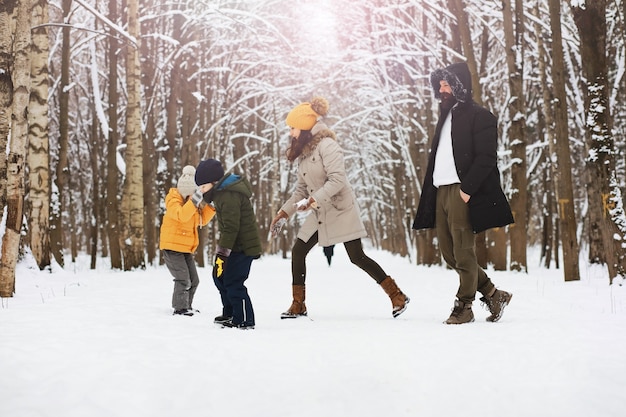 Héhé jouant et riant en hiver à l'extérieur dans la neige. Journée d'hiver du parc de la ville.