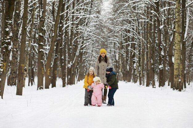 Héhé jouant et riant en hiver à l'extérieur dans la neige. Journée d'hiver du parc de la ville.