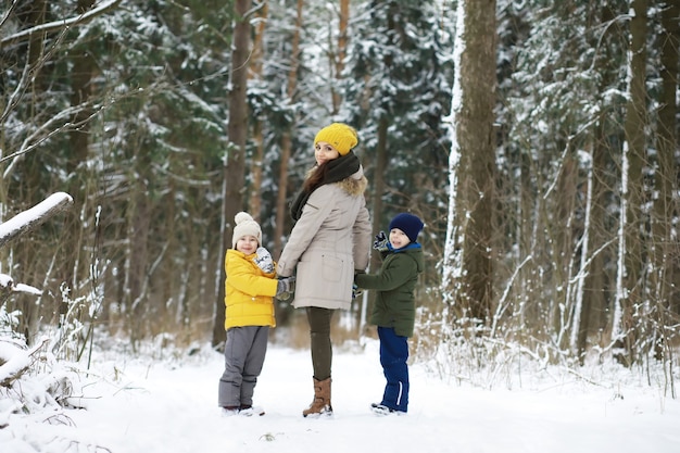 Héhé jouant et riant en hiver à l'extérieur dans la neige. Journée d'hiver du parc de la ville.