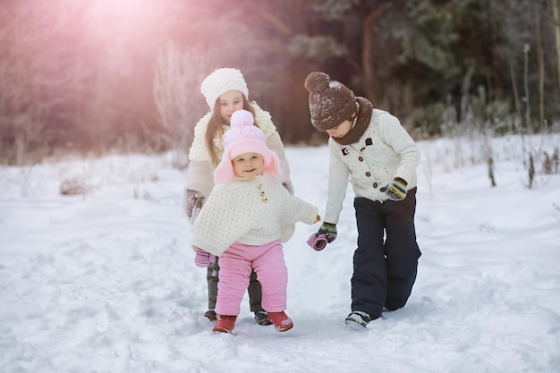 Héhé jouant et riant en hiver à l'extérieur dans la neige. Journée d'hiver du parc de la ville.