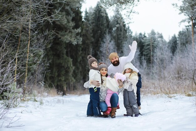 Héhé jouant et riant en hiver à l'extérieur dans la neige. Journée d'hiver du parc de la ville.