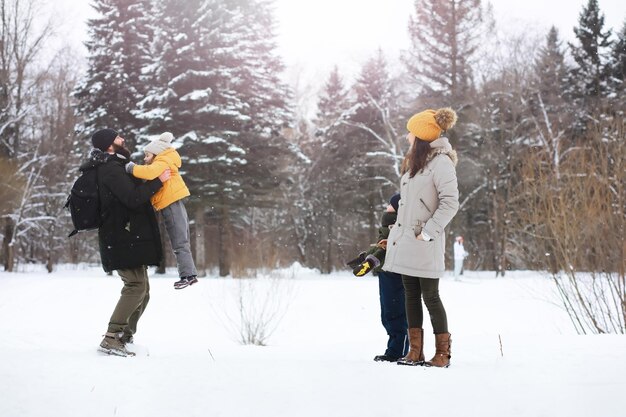 Héhé jouant et riant en hiver à l'extérieur dans la neige. Journée d'hiver du parc de la ville.