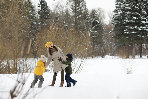 Héhé jouant et riant en hiver à l'extérieur dans la neige. Journée d'hiver du parc de la ville.