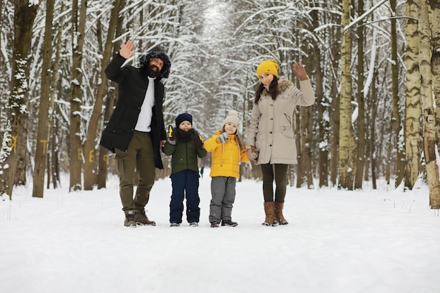 Héhé jouant et riant en hiver à l'extérieur dans la neige. Journée d'hiver du parc de la ville.