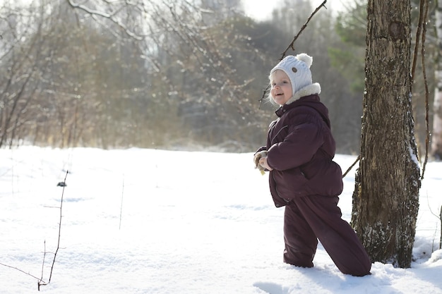 Héhé jouant et riant en hiver à l'extérieur dans la neige. Journée d'hiver du parc de la ville.