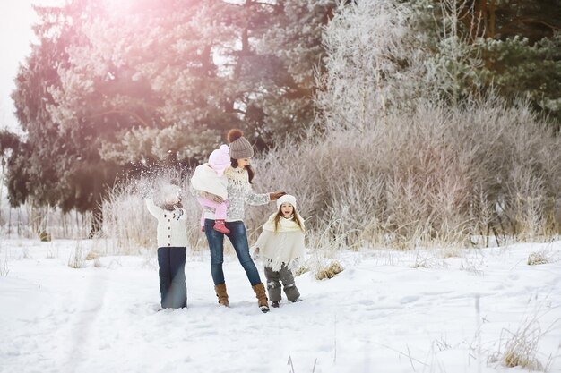 Héhé jouant et riant en hiver à l'extérieur dans la neige. Journée d'hiver du parc de la ville.