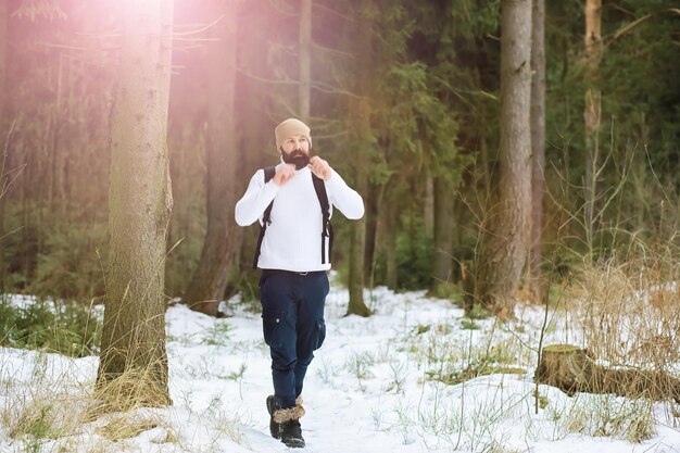 Héhé jouant et riant en hiver à l'extérieur dans la neige. Journée d'hiver du parc de la ville.