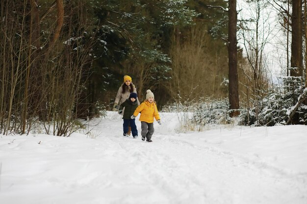 Héhé jouant et riant en hiver à l'extérieur dans la neige. Journée d'hiver du parc de la ville.