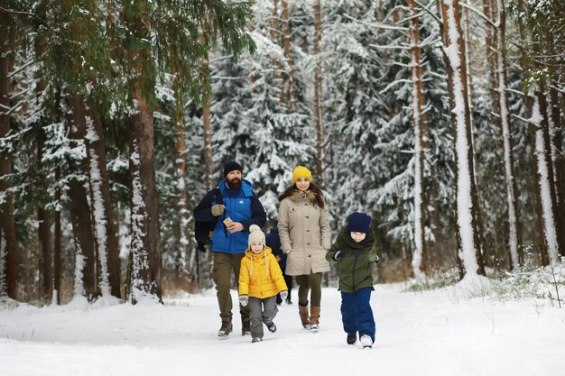 Héhé jouant et riant en hiver à l'extérieur dans la neige. Journée d'hiver du parc de la ville.