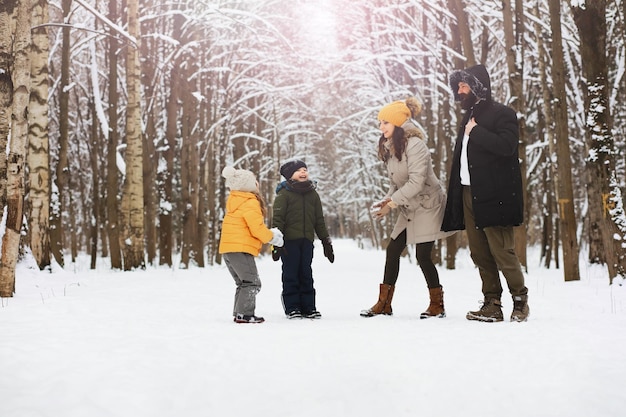 Héhé, jouant et riant en hiver à l'extérieur dans la neige. Journée d'hiver du parc de la ville.