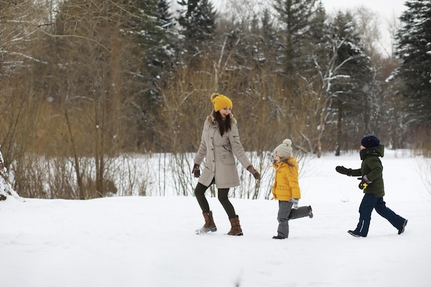 Héhé, jouant et riant en hiver à l'extérieur dans la neige. Journée d'hiver du parc de la ville.