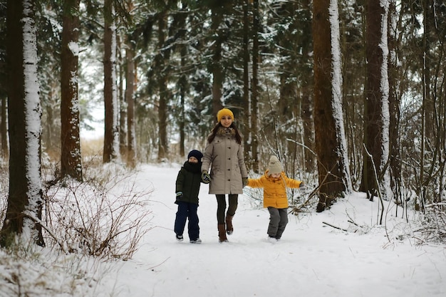 Héhé jouant et riant en hiver à l'extérieur dans la neige. Journée d'hiver du parc de la ville.