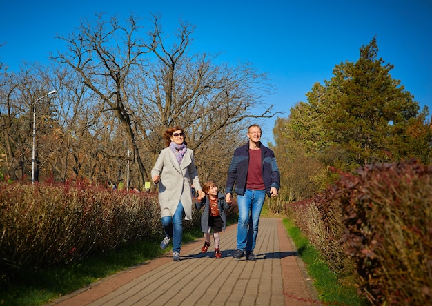 Héhé, jouant avec sa fille dans le parc de l'automne