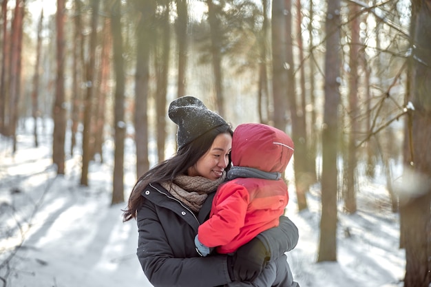 Héhé, lors d'une promenade en plein air dans la forêt d'hiver ensoleillée