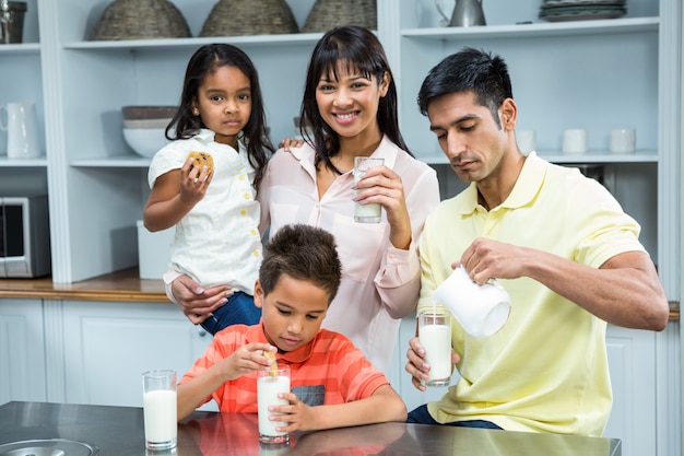 Héhé, manger des biscuits et boire du lait